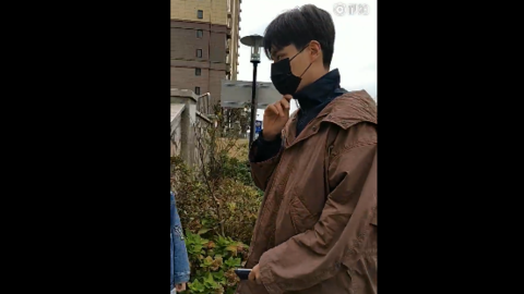 [新闻]181016 胡一天《青春须早为》例行上班 甜妈欣慰：崽崽又添新衣啦！