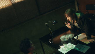 甜蜜天后王心凌最新MV《言不由衷》正式上线 为歌曲注入更多细腻情感 电影规格制作阵容引爆期待 用悬疑剧情诠释爱情背叛故事