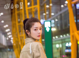 [新闻]190226 傅菁巴黎时装周机场街拍新鲜出炉 展现一人千面的时尚魅力