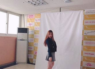 [新闻]190521 彩领学校拍摄毕业照  满脸洋溢着青春气息