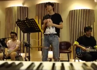 [新闻]190815 摩登兄弟开放演唱会排练探班 现场演唱歌曲展不俗唱功