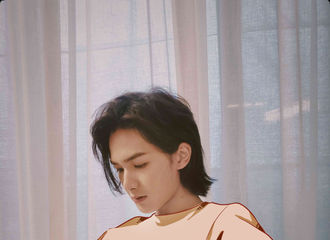 [新闻]210824 女友粉朋友圈素材（有） 工作间隙朱正廷回复信息片场照随机掉落