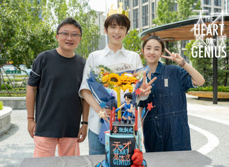 [新闻]210825 张新成片场庆生照公开 新鲜的裴之学长请注意查收