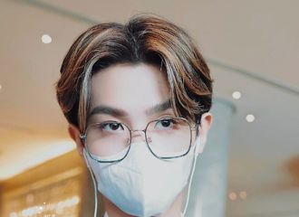 [新闻]210828 小黄Sir开启巡视模式 黄明昊王者荣耀世冠总决赛上班路透送达
