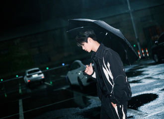 [新闻]210829 黄明昊《这就是潮流》造型图释出 雨夜撑伞氛围感拉满