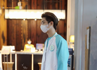 [新闻]210830 黄明昊《你我皆王者》上班饭拍出炉 背头+眼镜变身峡谷第一帅哥