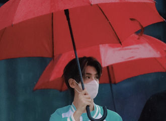 [新闻]210831 是谁带着菊花枸杞茶上班，我不说~Justin上班雨中撑伞拉满氛围感