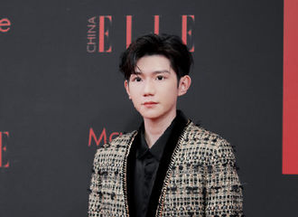 [新闻]211119 王源Elle风尚大典活动饭拍